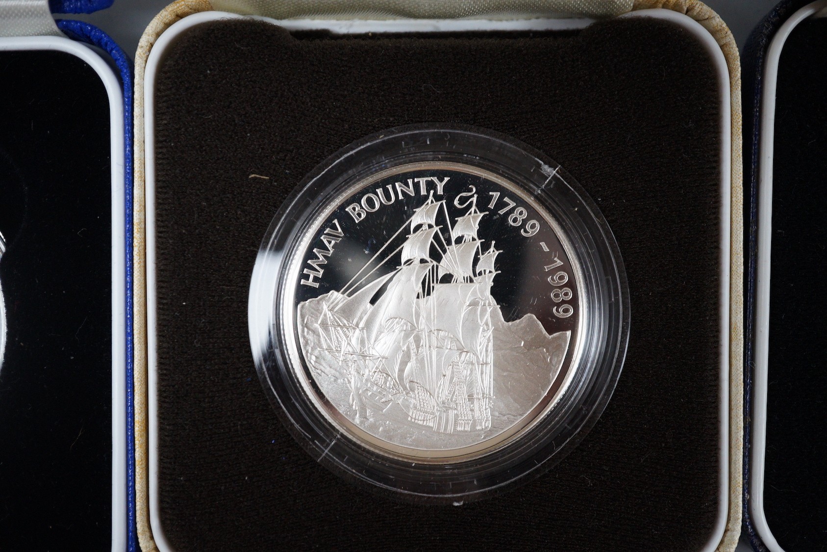 Cased Royal Mint silver proof coins – 2007 Alderney £5, 2006 gilded £5, two 1989 Pitcairn Islands $1 and 1999 Guernsey £5 (5)